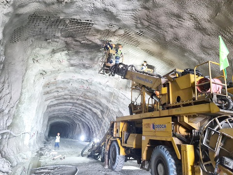Dân đồng thuận, đẩy nhanh tiến độ cao tốc Bắc - Nam- Ảnh 1. Đơn vị thi công hầm số 2 dự kiến thông hầm theo đúng tiến độ cao tốc Bắc - Nam - Ảnh: T.MAI