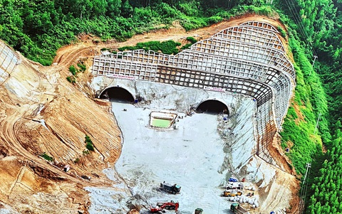 Dân đồng thuận, đẩy nhanh tiến độ cao tốc Bắc - Nam- Ảnh 3. Hình hài cao tốc dần lộ diện với những tuyến hầm xuyên núi