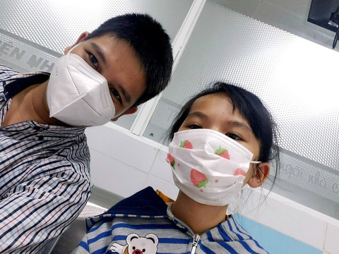 Bác sĩ trẻ mắc bệnh hiếm, dành thời gian giúp nhiều trẻ cùng cảnh ngộ- Ảnh 3. Bác sĩ Huy (trái) và một bệnh nhi mắc bệnh hiếm - Ảnh: Nhân vật cung cấp