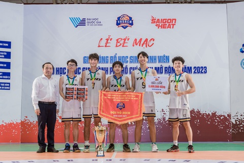 Đại học Văn Lang vô địch Giải bóng rổ Đại học Quốc gia TP.HCM- Ảnh 2. PGS.TS Vũ Hải Quân (bìa trái) - giám đốc Đại học Quốc gia TP.HCM - trao chức vô địch bảng nam học sinh cho Trường THPT Trịnh Hoài Đức - Ảnh: ĐHQG TP.HCM