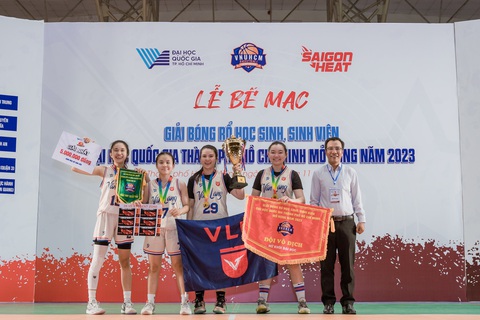 Đại học Văn Lang vô địch Giải bóng rổ Đại học Quốc gia TP.HCM- Ảnh 1. Đội nữ Đại học Văn Lang nhận chức vô địch Giải bóng rổ học sinh, sinh viên Đại học Quốc gia TP.HCM - Ảnh: ĐHQG TP.HCM