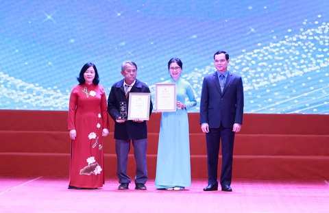 Trao giải cuộc thi sáng tác văn học về công nhân, công đoàn- Ảnh 1. Bà Bùi Thị Minh Hoài - trưởng Ban Dân vận Trung ương và ông Nguyễn Đình Khang - chủ tịch Tổng liên đoàn Lao động Việt Nam - trao giải nhất cho các tác giả - Ảnh: HẢI NGUYỄN