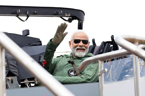 Ngày 25-11 Thủ tướng Ấn Độ Narendra Modi đã làm một chuyến bay với chiến đấu cơ Tejas để bày tỏ sự ủng hộ với nền công nghệ quốc phòng của đất nước - Ảnh: Twitter của ông Narendra Modi Ngày 25-11 Thủ tướng Ấn Độ Narendra Modi đã làm một chuyến bay với chiến đấu cơ Tejas để bày tỏ sự ủng hộ với nền công nghệ quốc phòng của đất nước - Ảnh: Twitter của ông Narendra Modi