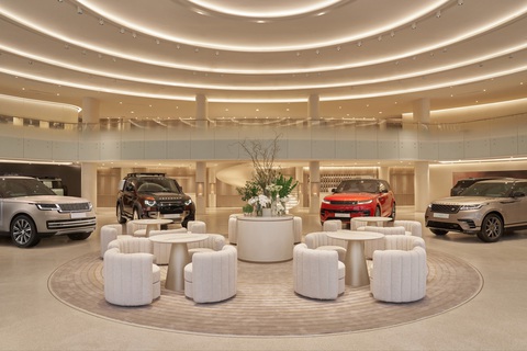 Showroom Jaguar Land Rover chuẩn mới đầu tiên thế giới ở Việt Nam: Như triển lãm nghệ thuật 5 sao- Ảnh 1. Khách hàng đến showroom mới nhất của Jaguar Land Rover (JLR) tại Việt Nam sẽ được thay đổi hoàn toàn trải nghiệm mua sắm và sử dụng dịch vụ - Ảnh: JLR