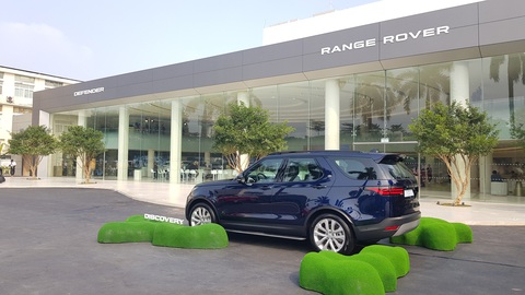 Showroom Jaguar Land Rover chuẩn mới đầu tiên thế giới ở Việt Nam: Như triển lãm nghệ thuật 5 sao- Ảnh 8. Thời gian hoàn thiện showroom 3S mới của JLR tại Việt Nam là 18 tháng. Đây là showroom JLR đầu tiên trên thế giới được thiết kế theo tiêu chuẩn mới. Sau Hà Nội, địa điểm tiếp theo sẽ được mở showroom kiểu mới của JLR tại Việt Nam là TP.HCM - Ảnh: JLR