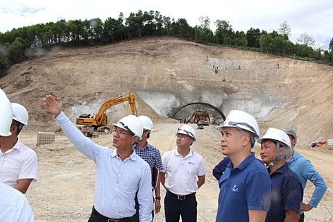 Dân đồng thuận, đẩy nhanh tiến độ cao tốc Bắc - Nam- Ảnh 4. Kỹ sư, chuyên gia và công nhân xây dựng trên công trường cao tốc Quảng Ngãi - Hoài Nhơn đầy nắng gió