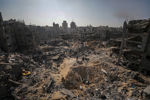 Số phụ nữ, trẻ em chết ở Gaza chưa từng có tiền lệ là do Israel dùng bom Mỹ?- Ảnh 2. Hậu quả một vụ ném bom của Israel ở phía bắc Dải Gaza - Ảnh: New York Times