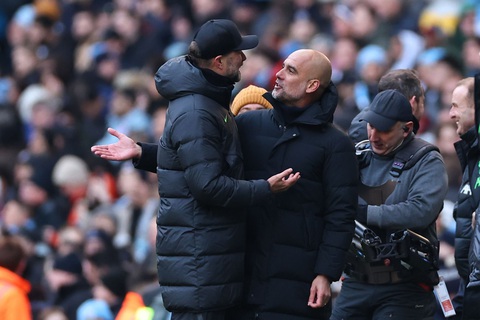 Vì sao Darwin Nunez và Guardiola cãi nhau dữ dội?- Ảnh 2. Jurgen Klopp và Pep Guardiola bắt tay nhau thân thiện khi trận đấu kết thúc - Ảnh: AMA