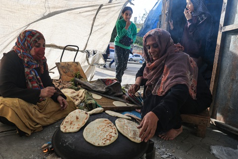 Phụ nữ Palestine nướng bánh mì bằng bếp củi tự chế ở Rafah, phía Nam Gaza, ngày 25-11 - Ảnh: AFP Phụ nữ Palestine nướng bánh mì bằng bếp củi tự chế ở Rafah, phía Nam Gaza, ngày 25-11 - Ảnh: AFP