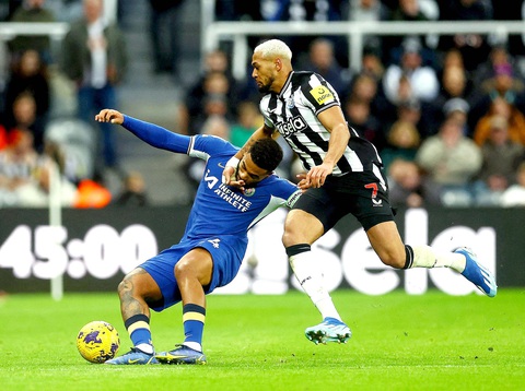 Newcastle lớn mạnh nhờ 'công thức Abramovich'- Ảnh 1. Newcastle (phải) đè bẹp Chelsea ở vòng 13 - Ảnh: REUTERS