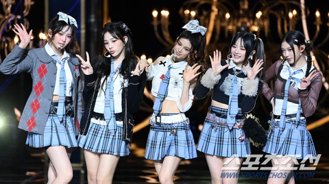 NewJeans hoạt động bùng nổ năm 2023, được dự đoán soán ngôi BlackPink- Ảnh 2. NewJeans tại lễ trao Giải thưởng Điện ảnh Rồng Xanh lần thứ 44 vào tối 24-11 - Ảnh: Chosun