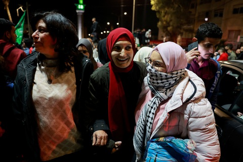 Người Palestine vui mừng chào đón các tù nhân vừa được Israel phóng thích - Ảnh: REUTERS Người Palestine vui mừng chào đón các tù nhân vừa được Israel phóng thích - Ảnh: REUTERS