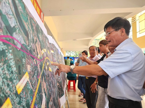 Dự án cao tốc Biên Hòa - Vũng Tàu: Đồng Nai cam kết quý 1-2024 bàn giao xong mặt bằng- Ảnh 1. Người dân có đất bị giải tỏa đang xem vị trí dự án cao tốc Biên Hòa - Vũng Tàu - Ảnh: HÀ MI