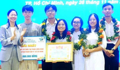 25 năm chắp cánh sáng kiến, ý tưởng sinh viên- Ảnh 1. Bí thư Thành Đoàn TP.HCM Phan Thị Thanh Phương (trái) trao giải nhất Euréka 2023 lĩnh vực sinh học cho nhóm sinh viên khoa y ĐH Quốc gia TP.HCM - Ảnh: VŨ THỦY