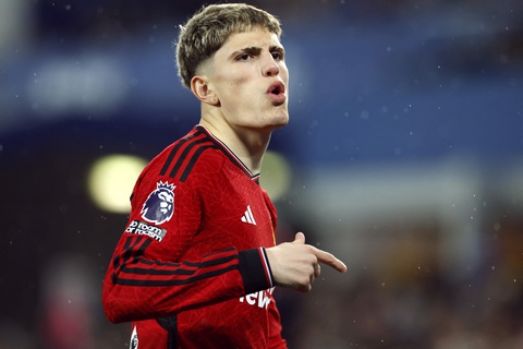 Garnacho lập siêu phẩm, Man United thắng đậm Everton- Ảnh 1. Niềm vui của Garnacho sau khi ghi bàn mở tỉ số cho Man United - Ảnh: REUTERS