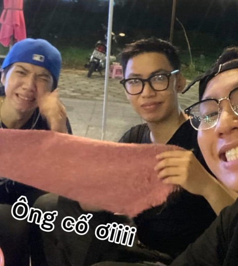 Số phận 'bi đát' chiếc áo Sơn Tùng M-TP tặng fan trong đêm diễn- Ảnh 5. Và phần tay áo đã lộ diện từ cõi mạng