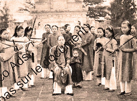 Bí ẩn mỹ nhân nội cung vua Khải Định kỳ 4: Nỗi niềm cung oán của tứ giai Du Tần- Ảnh 1. Bà Du Tần Võ Thị Dung, người đeo kiềng đứng sau vai phải của Khôn Nghi Xương Đức Thái hoàng thái hậu (bà nội vua Bảo Đại, còn gọi là đức Tiên Cung, tục danh Dương Thị Thục, ngồi). Ảnh đăng kèm bài viết về vua Bảo Đại chuẩn bị chuyến Bắc hành, đăng trong Tập san Le Journal Hebdomadaire, 1933. Chuyến đi này có bà Tân Du theo đoàn, sau đó bà xin rời hoàng cung - Ảnh tư liệu