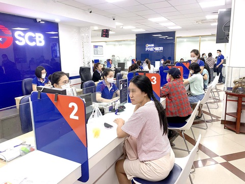 Giám sát thế nào mà để những chuyến xe chở trăm ngàn tỉ từ ngân hàng về nhà bà Trương Mỹ Lan?- Ảnh 1. Khách hàng giao dịch tại Ngân hàng SCB trên đường Trần Hưng Đạo, quận 1, TP.HCM vào sáng 8-10-2022 - Ảnh: T.T.D.