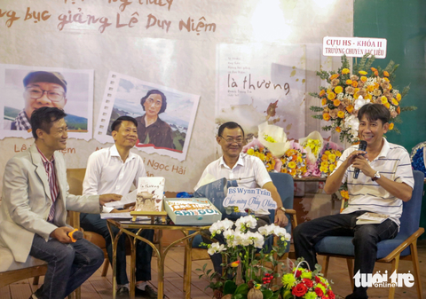 Là thương, tự truyện của ông thầy không bục giảng Lê Duy Niệm- Ảnh 1. Ông giáo Lê Duy Niệm tâm tình cùng học trò Nguyễn Hữu Ngọc. Từ phải qua: anh Nguyễn Hữu Ngọc, thầy Lê Duy Niệm, tác giả Quách Trọng Trà - Ảnh: HỒ LAM