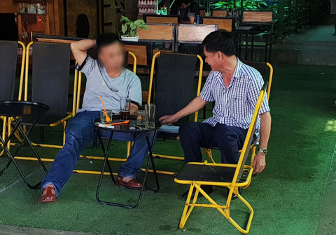 Bỗng nhiên khó vay tiêu dùng- Ảnh 4. Anh N. (trái, trú huyện Thới Bình, tỉnh Cà Mau) trong cuộc trao đổi với nhân viên công ty tài chính về khoản nợ quá hạn - Ảnh: THANH HUYỀN