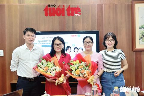 Ông Võ Hùng Thuật, Giám đốc Trung tâm truyền thông báo Tuổi Trẻ tặng hoa đến khách mời buổi giao lưu trực tuyến "Bảo hiểm y tế hộ gia đình" sáng 27-11 - Ảnh: DUYÊN PHAN Ông Võ Hùng Thuật, Giám đốc Trung tâm truyền thông báo Tuổi Trẻ tặng hoa đến khách mời buổi giao lưu trực tuyến "Bảo hiểm y tế hộ gia đình" sáng 27-11 - Ảnh: DUYÊN PHAN