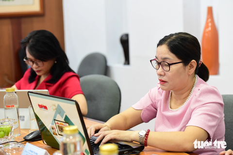 Bà Phan Thị Mai (bên phải), trưởng phòng quản lý thu - sổ, thẻ, Bảo hiểm xã hội TP.HCM và bà Lữ Mộng Thùy Linh, phó trưởng phòng nghiệp vụ y, Sở Y tế TP.HCM đang trả lời câu hỏi của bạn đọc - Ảnh: DUYÊN PHAN Bà Phan Thị Mai (bên phải), trưởng phòng quản lý thu - sổ, thẻ, Bảo hiểm xã hội TP.HCM và bà Lữ Mộng Thùy Linh, phó trưởng phòng nghiệp vụ y, Sở Y tế TP.HCM đang trả lời câu hỏi của bạn đọc - Ảnh: DUYÊN PHAN