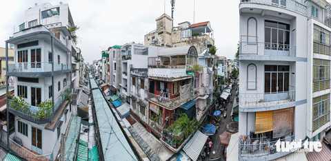 Vì sao khu Bàn Cờ được đề xuất làm phố Tây?- Ảnh 3. Giữa các dãy nhà đều có lối đi là đường hoặc hẻm. Đến khu vực Bàn Cờ, nhiều người sẽ bất ngờ bởi đường sá nơi đây được chia nhỏ đến từng dãy nhà. Toàn bộ không gian giao thông trong khu vực như một không gian ở quảng trường công cộng, có dịch vụ ở hai bên, tạo thành khu phố chợ sầm uất - Ảnh: CHÂU TUẤN