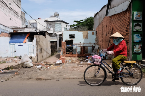Dân Gò Vấp dỡ nhà, giao đất mở rộng đường Dương Quảng Hàm để giảm kẹt xe- Ảnh 1. Một căn lùi sâu vào trong, bàn giao mặt bằng mở rộng đường Dương Quảng Hàm