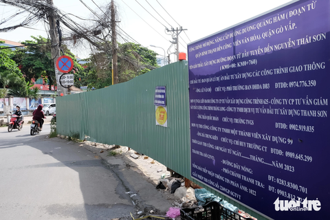 Dân Gò Vấp dỡ nhà, giao đất mở rộng đường Dương Quảng Hàm để giảm kẹt xe- Ảnh 2. Dự án được rào chắn và đang triển khai thi công tại khu vực gần Trường tiểu học Nguyễn Viết Xuân (phường 5, quận Gò Vấp)