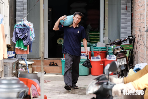 Dân Gò Vấp dỡ nhà, giao đất mở rộng đường Dương Quảng Hàm để giảm kẹt xe- Ảnh 6. Một số căn nhà đã hoàn thành việc bàn giao mặt bằng từ sớm, lùi vào trong để nhường đất mở rộng đường