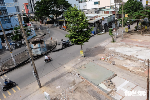 Dân Gò Vấp dỡ nhà, giao đất mở rộng đường Dương Quảng Hàm để giảm kẹt xe- Ảnh 7. Ông Nguyễn Tuấn (51 tuổi, ngụ cuối đường Dương Quảng Hàm, đoạn gần công viên văn hóa Gò Vấp) cho biết đã tháo dỡ, đập bỏ, bàn giao mặt bằng sạch cho dự án hơn 10 ngày trước. Ông chia sẻ việc bàn giao phần đất dài 10m trước nhà cho dự án không ảnh hưởng nhiều đến sinh hoạt. "Chỉ mong dự án sớm hoàn thành để bớt kẹt xe, đường sá thông thoáng", ông nói.