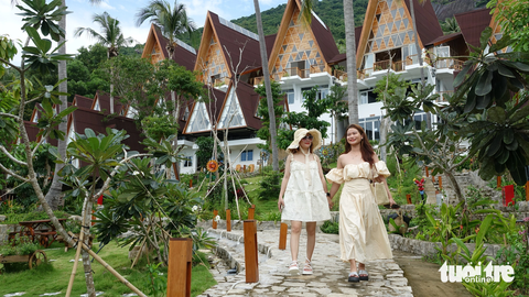 Du lịch Hòn Sơn, Nam Du cần giữ giá cả ổn định, có thêm sản phẩm độc đáo- Ảnh 2. Khách du lịch đến tham quan trải nghiệm và chụp ảnh ở Fly Up Hòn Sơn - Ảnh: CHÍ CÔNG