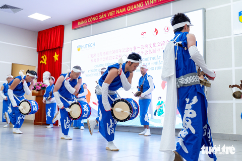 Nghệ thuật múa truyền thống Jang Gara Nhật Bản thu hút sinh viên Việt- Ảnh 1. Các nghệ sĩ Nhật múa truyền thống Jang Gara vùng Fukushima - Ảnh: Q.N.