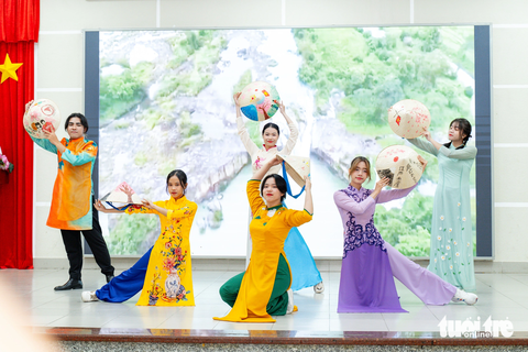 Nghệ thuật múa truyền thống Jang Gara Nhật Bản thu hút sinh viên Việt- Ảnh 2. Múa áo dài Xinh tươi Việt Nam của sinh viên khoa Nhật Bản học Trường đại học HUTECH TP.HCM