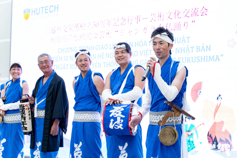 Nghệ thuật múa truyền thống Jang Gara Nhật Bản thu hút sinh viên Việt- Ảnh 4. Các nghệ sĩ sôi nổi giao lưu trên sân khấu cùng sinh viên...