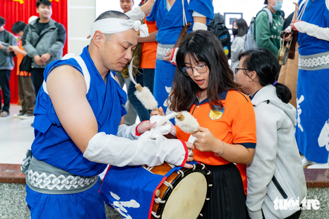 Nghệ thuật múa truyền thống Jang Gara Nhật Bản thu hút sinh viên Việt- Ảnh 5. ...Và nhiệt tình hướng dẫn sinh viên Việt về nhạc cụ truyền thống Nhật