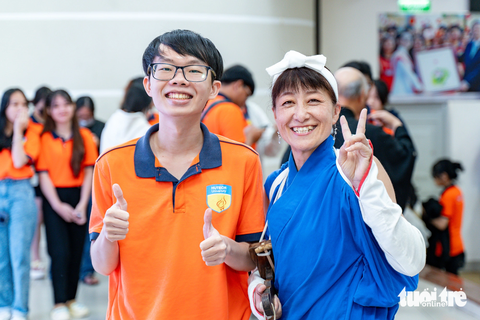 Nghệ thuật múa truyền thống Jang Gara Nhật Bản thu hút sinh viên Việt- Ảnh 6. Nghệ sĩ nán lại giao lưu thêm với các sinh viên khi chương trình kết thúc