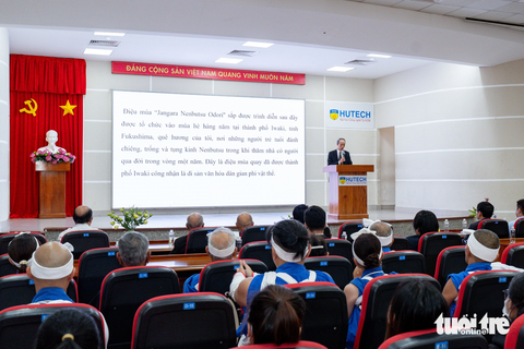 Nghệ thuật múa truyền thống Jang Gara Nhật Bản thu hút sinh viên Việt- Ảnh 7. Ngài Ono Masuo - tổng lãnh sự Nhật Bản tại TP.HCM - phát biểu tại sự kiện. Ông cho biết rất vui khi lại được xem điệu múa