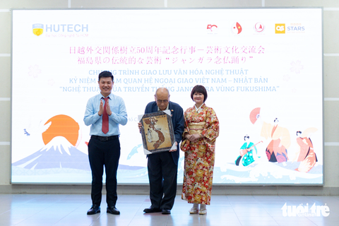 Nghệ thuật múa truyền thống Jang Gara Nhật Bản thu hút sinh viên Việt- Ảnh 8. Chi hội Hữu nghị khoa Nhật Bản học HUTECH, cô Hồ Tố Liên - trưởng khoa Nhật Bản học - tặng quà lưu niệm cho Chi hội Hữu nghị Fukushima - Việt Nam