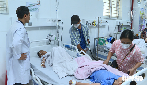 Vụ hơn 80 học sinh ngộ độc sau bữa ăn ở trường: Do ăn thịt heo khìa- Ảnh 1. Các học sinh tiểu học bị ngộ độc thực phẩm được Bệnh viện Sản - Nhi Kiên Giang điều trị - Ảnh: CHÍ CÔNG