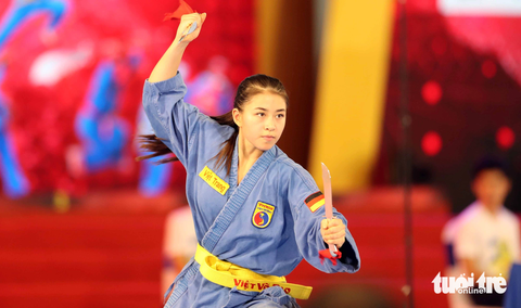 Vovinam châu Âu giành 2 huy chương vàng giải vô địch thế giới tại Việt Nam- Ảnh 2. Nguyễn Việt Trang với phần thi song đao pháp nữ giành huy chương vàng - Ảnh: N.K