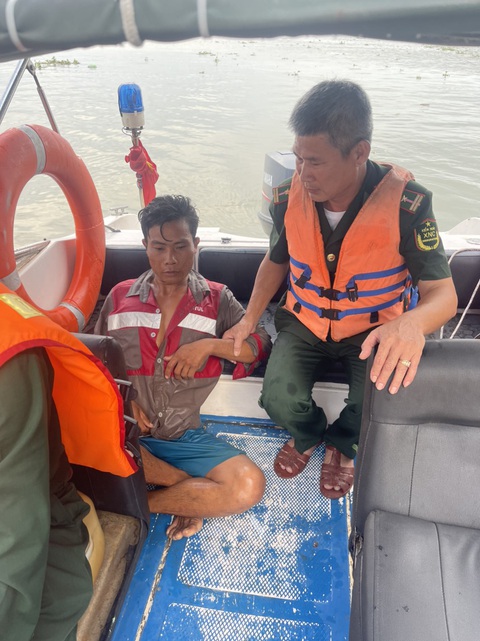 Rớt xuống sông ở Long An trôi về TP.HCM được biên phòng cứu sống- Ảnh 1. Anh Nguyễn Minh Thư được lực lượng biên phòng TP.HCM cứu sống sau khi trôi trên sông Soài Rạp từ Long An về TP.HCM - Ảnh: BIÊN PHÒNG CUNG CẤP