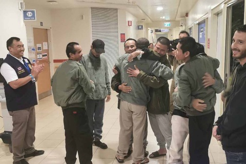 Nhóm 3 con tin Thái Lan được thả ngày 26-11 gặp lại bạn bè ở bệnh viện tại Israel - Ảnh: Bộ Ngoại giao Thái Lan Nhóm 3 con tin Thái Lan được thả ngày 26-11 gặp lại bạn bè ở bệnh viện tại Israel - Ảnh: Bộ Ngoại giao Thái Lan