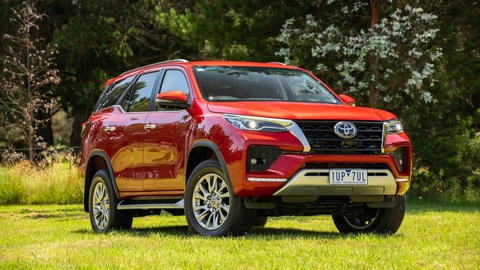 Toyota Fortuner, Hilux có động cơ hybrid: Mạnh và tiết kiệm hơn- Ảnh 1. Cả Toyota Fortuner và Hilux đều đang rất được người dùng đón đợi thế hệ kế tiếp, tuy nhiên thương hiệu chủ quản chỉ xác nhận cập nhật công nghệ hybrid cho 2 dòng tên này - Ảnh: Drive