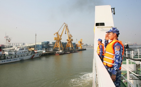 Tuần tra liên hợp Việt - Trung trên vùng biển vịnh Bắc Bộ- Ảnh 1. Thủy thủ đoàn tàu Cảnh sát biển 8004 cử hành nghi thức chào cảng để lên đường thực hiện nhiệm vụ tuần tra liên hợp Việt - Trung tại vùng biển vịnh Bắc Bộ - Ảnh: NGUYỄN TUÂN