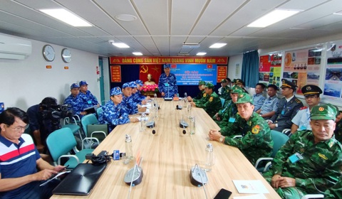 Tuần tra liên hợp Việt - Trung trên vùng biển vịnh Bắc Bộ- Ảnh 3. Lãnh đạo Bộ Tư lệnh Vùng cảnh sát biển 1 quán triệt nội dung, kế hoạch triển khai nhiệm vụ tuần tra liên hợp và phổ biến các quy định an ninh, an toàn của chuyến tuần tra liên hợp - Ảnh: NGUYỄN TUÂN