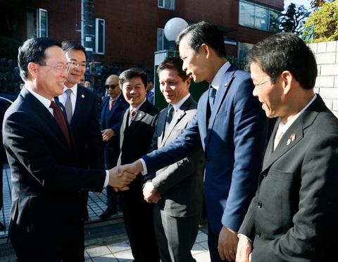 Chủ tịch nước mong muốn đưa Việt Nam thành cứ điểm sản xuất của Nhật Bản- Ảnh 1. Chủ tịch nước Võ Văn Thưởng đến thăm Đại sứ quán Việt Nam tại Nhật Bản - Ảnh: TTXVN