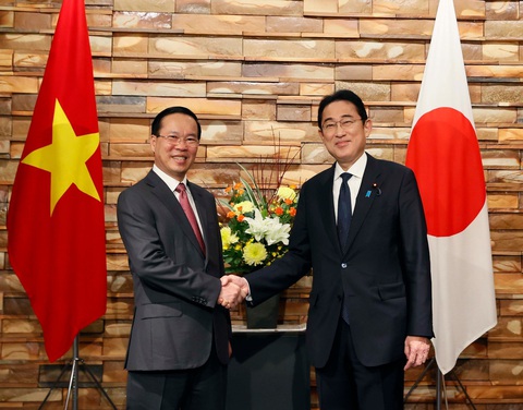 Nhật Bản dành lễ đón ở mức cao nhất năm 2023 cho Chủ tịch nước- Ảnh 1. Chủ tịch nước Võ Văn Thưởng bắt tay Thủ tướng Nhật Bản Kishida Fumio sau lễ đón vào chiều tối 27-11 - Ảnh: TTXVN
