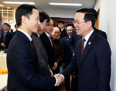 Chủ tịch nước mong muốn đưa Việt Nam thành cứ điểm sản xuất của Nhật Bản- Ảnh 3. Các trí thức Việt Nam vui mừng được gặp Chủ tịch nước Võ Văn Thưởng - Ảnh: TTXVN