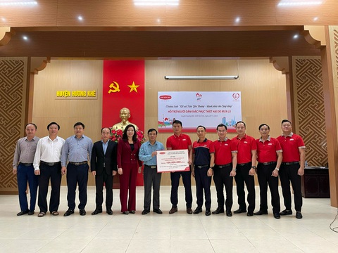 Dai-ichi Life Việt Nam cứu trợ đồng bào lũ lụt tại Hà Tĩnh- Ảnh 1. Ông Đặng Hồng Hải - tổng giám đốc Dai-ichi Life Việt Nam (thứ 6, từ phải qua) - trao biểu trưng số tiền tài trợ 100 triệu đồng cho ông Hà Văn Đàn - ủy viên Ban Thường vụ Huyện ủy, chủ tịch Ủy ban Mặt trận Tổ Quốc Huyện Hương Khê - Ảnh: Đ.H.